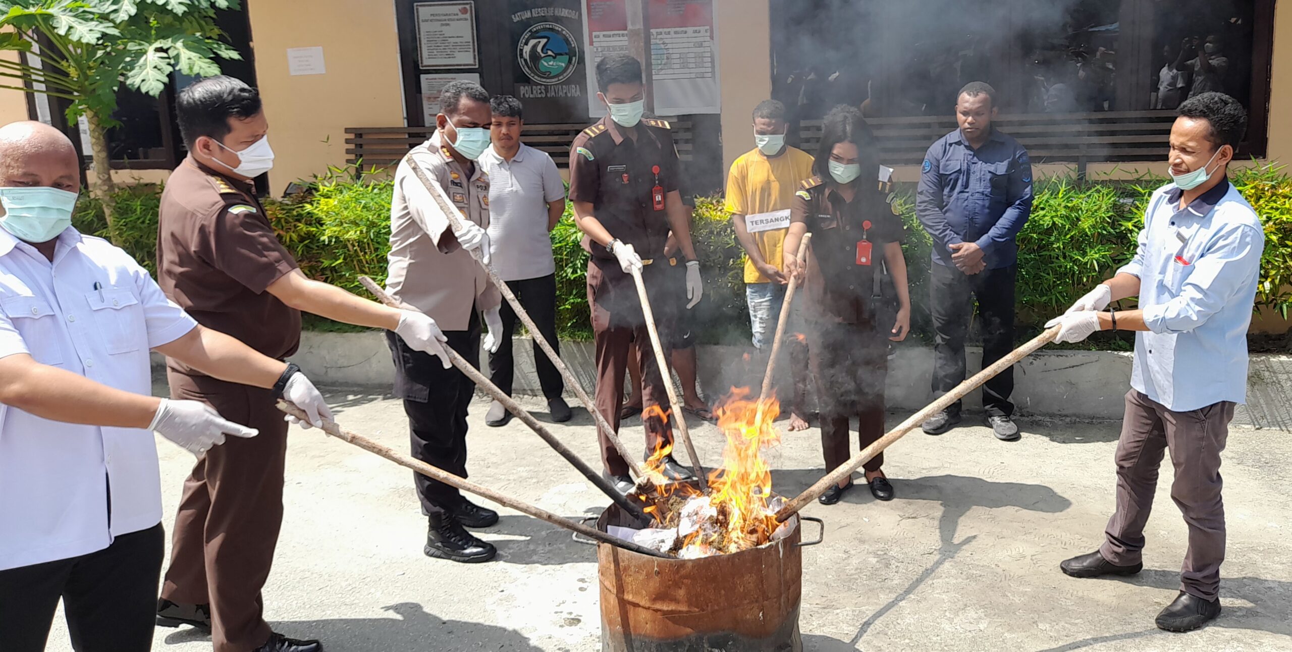 Musnahkan 2 kg Ganja dan Miras Boplas, Kapolres: Hati-Hati Jika Menerima Titipan Barang Saat Bepergian