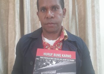 Guru SD Anugrah Wiaima Berhasil Menulis Buku Huruf Bung Karno