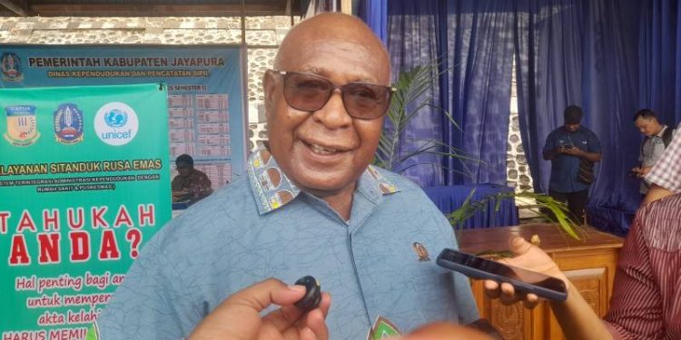 Anggota DPD RI Henock Puraro Sumbang 11 Tenda Jualan di Pasar Murah Pemkab Jayapura