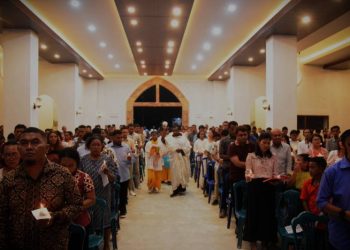 Pastor Philipus Elosak OFM Ajak Umat Bijak Bermedia Sosial dalam Vigili Paskah di Sentani