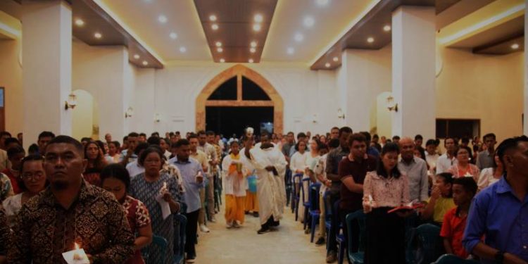 Pastor Philipus Elosak OFM Ajak Umat Bijak Bermedia Sosial dalam Vigili Paskah di Sentani